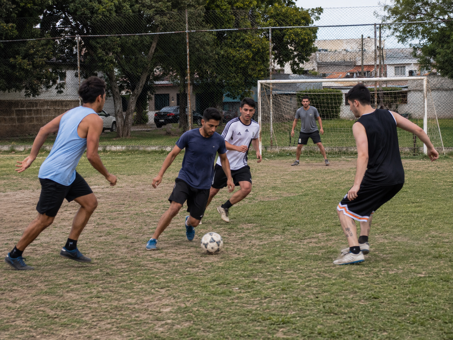 Grupo de amigos en una juntada de fútbol usando La tabla del grupo para organizar asistencia y gastos.